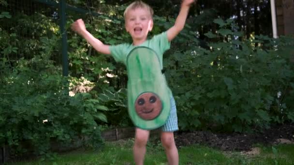 Avokado Kostümlü Şirin Mutlu Çocuk Arka Bahçede Dans Ediyor Vegan — Stok video
