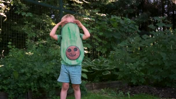Arka Bahçede Yapımı Avokado Kostümlü Şirin Mutlu Çocuk Dans Ediyor — Stok video