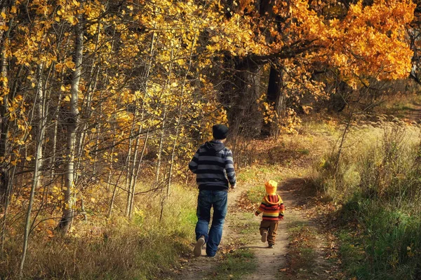 Menino Bonito Seu Pai Corre Uma Estrada Rural Floresta Outono — Fotografia de Stock