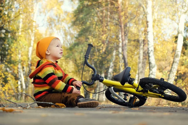 Lindo Niño Sentado Camino Vacío Parque Otoño Mirando Caída Las — Foto de Stock