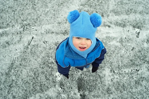 Retrato Menino Bonito Azul Chapéu Malha Lagoa Congelada Atividade Inverno — Fotografia de Stock