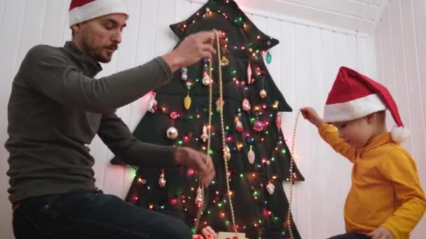 Pai Filho Decorando Árvore Natal Caseira Alternativa Feita Tecido Pendurado — Vídeo de Stock