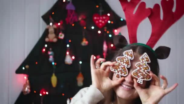 Χαρούμενη Αστεία Γυναίκα Καλύπτει Μάτια Της Mas Μπισκότα Μελόψωμο Και — Αρχείο Βίντεο