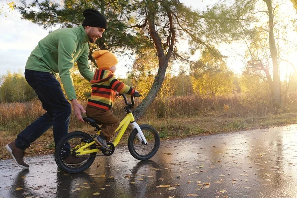 Padre Enseña Hijo Montar Bicicleta Parque Otoño Felices Momentos Familiares — Foto de Stock