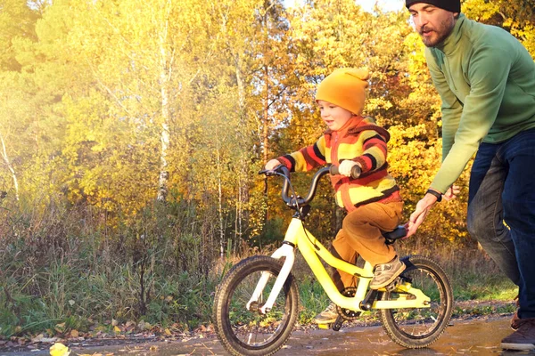 Padre Hijo Divierten Parque Otoño Lindo Niño Practicando Ciclismo Padre — Foto de Stock