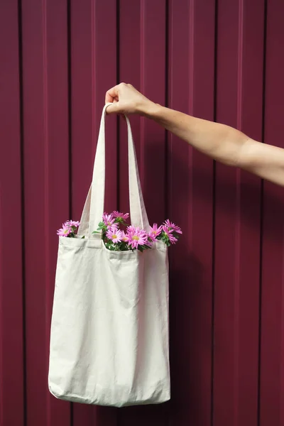 Woman Hand Holding Eco Reusable Blank Canvas Shopping Bag Flowers — Stock Photo, Image