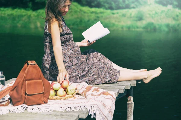 Zwangere Vrouw Zit Houten Pier Buurt Van Het Meer Lezen — Stockfoto