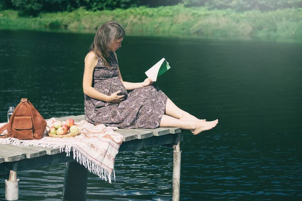Έγκυος Γυναίκα Κάθεται Ξύλινη Προβλήτα Κοντά Στη Λίμνη Και Βιβλίο — Φωτογραφία Αρχείου