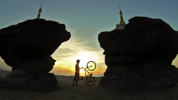 Mann und Fahrrad Silhouette bei Sonnenuntergang — Stockvideo