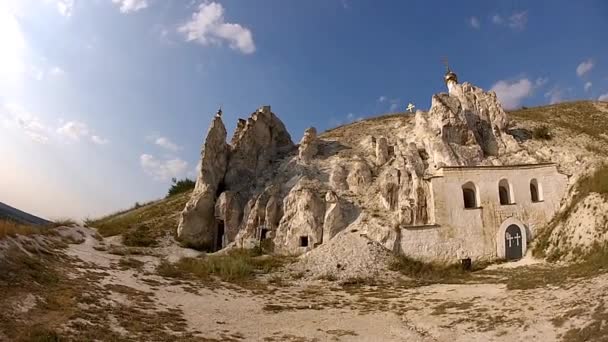 Undrar man Panorama av krita grotta kloster i Divnogorie, Ryssland — Stockvideo