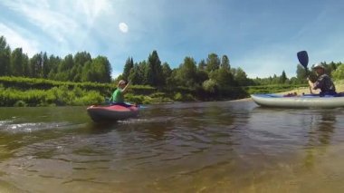Kıyıdan uzakta iki kanocu yelken
