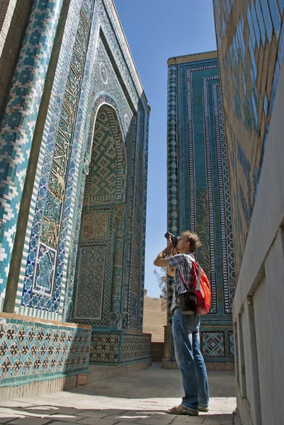 Turistické fotograf v Shah-i-Zinda, Samarkand, Uzbekistán — Stock fotografie