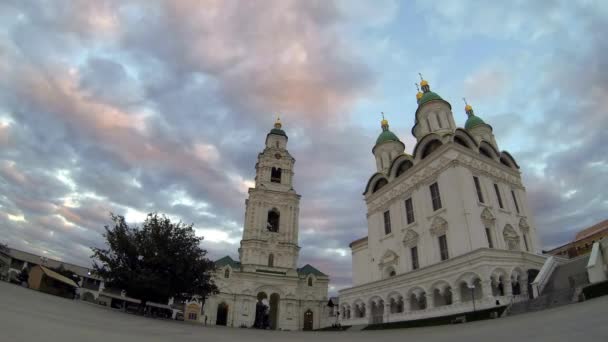 ASTRAKHAN, RÚSSIA - 10 de outubro de 2015: Tempo limite da catedral Uspensky com turistas e moradores ao pôr do sol no dia 10 de outubro no Kremlin Astrakhan, Rússia . — Vídeo de Stock