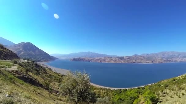 Panorama des karvak water reservoir (see) in usbekistan. — Stockvideo