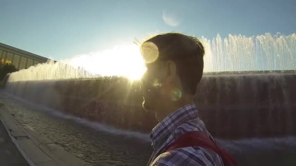 Mannen i staden: gå nära fontänen i Mustakillik Square, Tasjkent, Uzbekistan. — Stockvideo