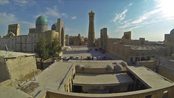 BUKHARA, UZBEKISTÁN - 29 de septiembre de 2015: Vista panorámica del complejo Poi Kolon (Patrimonio de la Humanidad por la UNESCO) con turistas y lugareños el 29 de septiembre en Bujará, Uzbekistán, Asia Central . — Vídeos de Stock