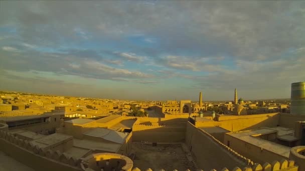 Wieczorem panoramę Chiwy (Chiva, Heva, Xiva, Chiwa, Khiveh) – Wilajet chorezmijski - Uzbekistan - miasto na Jedwabnym Szlaku — Wideo stockowe