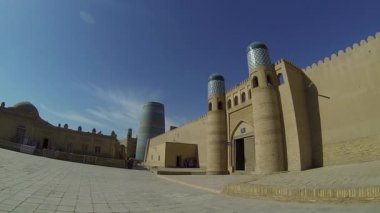 Kuhna Ark kale duvarları ve Hiva de Kalta küçük Minare Panoraması
