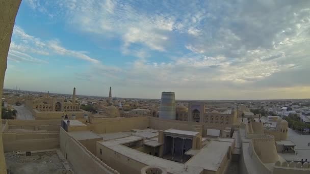 KHIVA, UZBEKISTÁN - 2 DE OCTUBRE DE 2015: Panorama nocturno de Khiva desde la ciudadela de Kuhna Ark el 2 de octubre en Khiva, provincia de Xorazm, Uzbekistán, Asia Central . — Vídeos de Stock