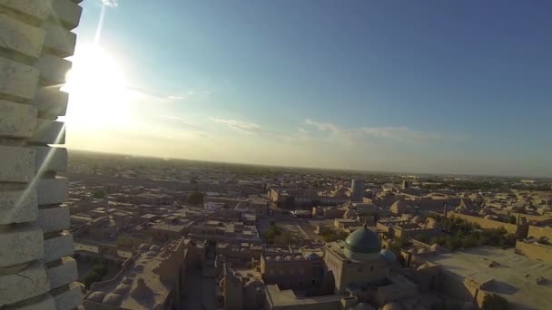 Panorama de la antigua ciudad de Jiva. Vista aérea desde la parte superior de un minarete . — Vídeos de Stock