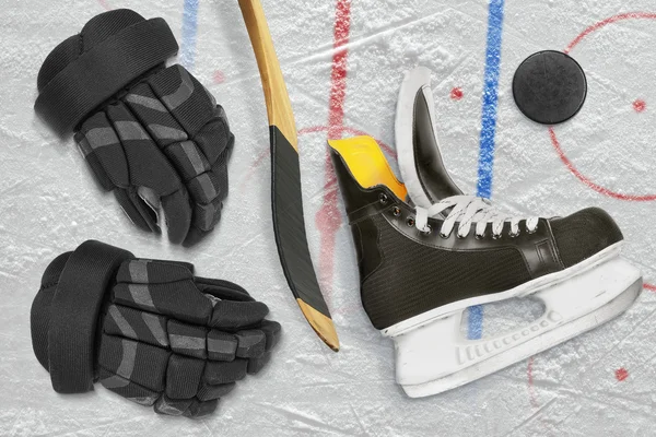 曲棍球冰鞋、 手套、 棍子和冰球 — 图库照片