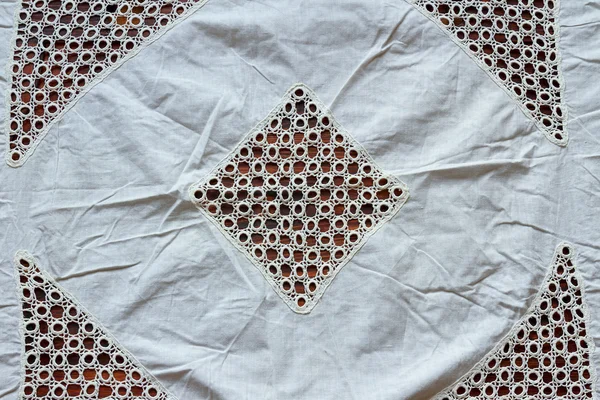 Ahşap bir masa üzerine eski beyaz kumaş — Stok fotoğraf