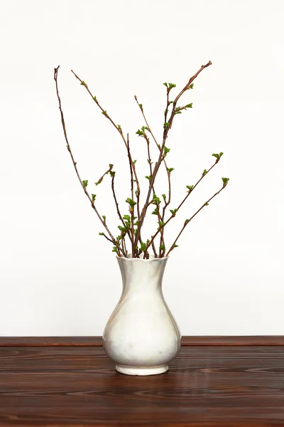 Florero con ramas en la mesa —  Fotos de Stock