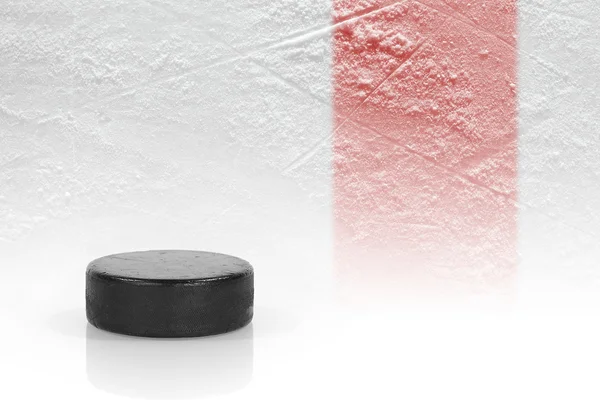 Hokejový puk na červené lince — Stock fotografie