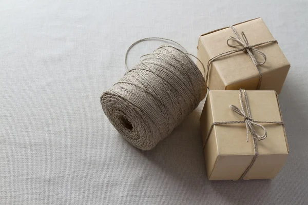 Картонные коробки и катушка резьбы Лицензионные Стоковые Фото