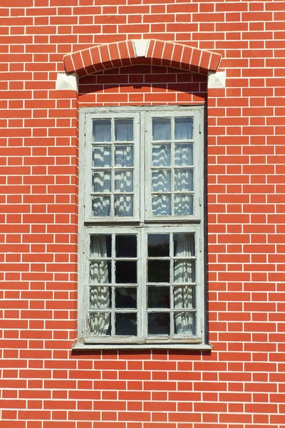 Кирпичная стена с окном дома — стоковое фото
