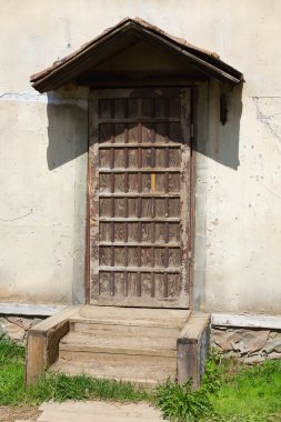 Sundurma ve bir ahşap evin kapı