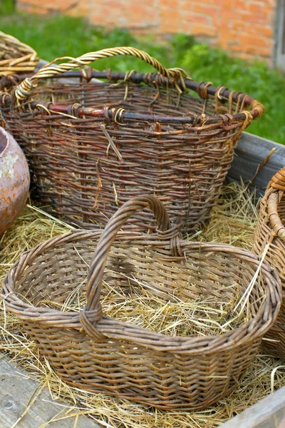 Weidenkorb im Außenbereich — Stockfoto