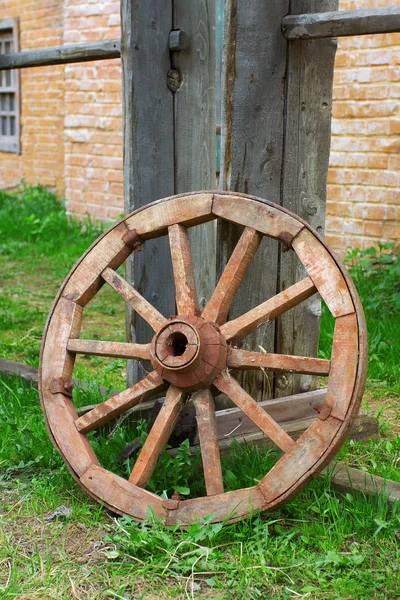 Eski vagon tekerlek — Stok fotoğraf