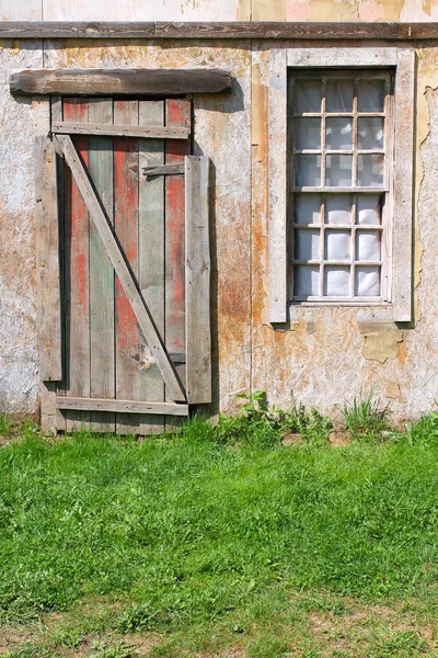 Porte et fenêtre dans une maison en bois — Photo