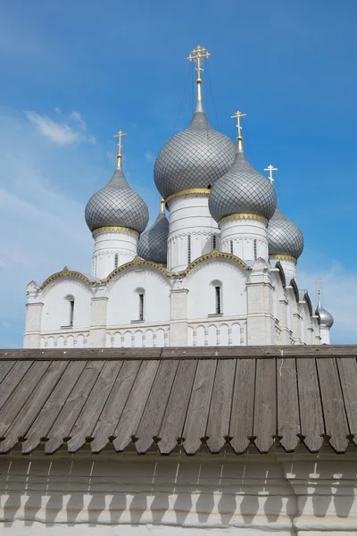 Vit sten ortodoxa kyrkan och fästning vägg — Stockfoto