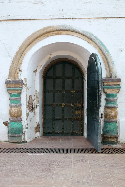 Porta e parede de madeira com ornamento — Fotografia de Stock