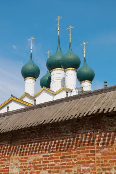 Kyrka och staden vägg — Stockfoto