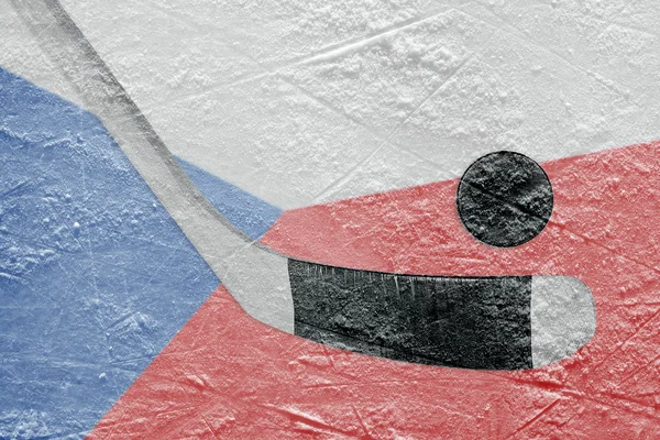 用一根棍子的捷克国旗和曲棍球冰球的形象 — 图库照片