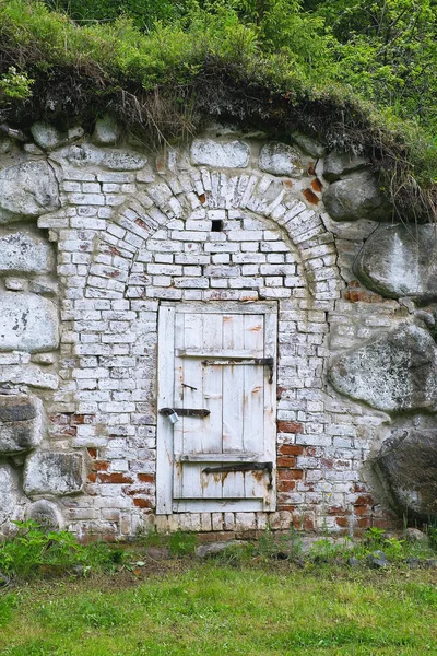 Tuğla duvar ve kapalı kapı — Stok fotoğraf