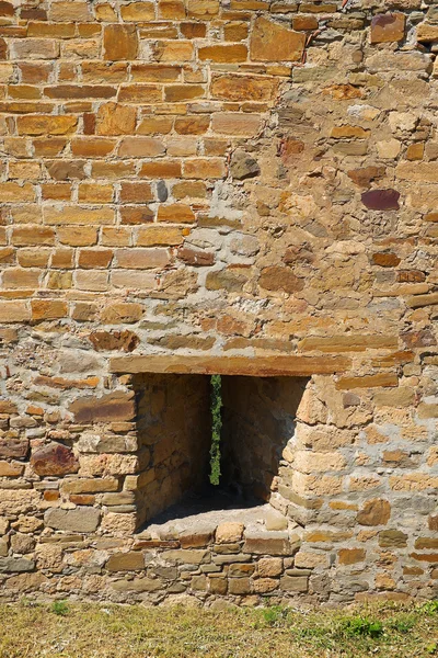 Fragment of the fortress wall with embrasure — Stock Photo, Image