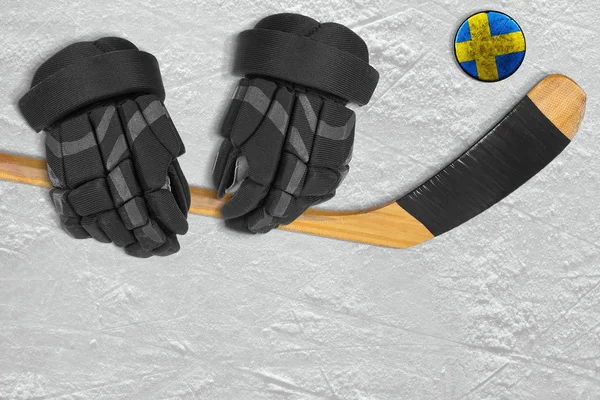 Zweedse puck, stick en handschoenen — Stockfoto