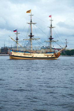 Yelkenli gemi Neva Nehri 'nde demirledi.
