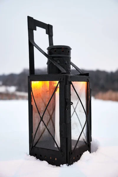 Gamle Stearinlys Lanterne Sneen - Stock-foto