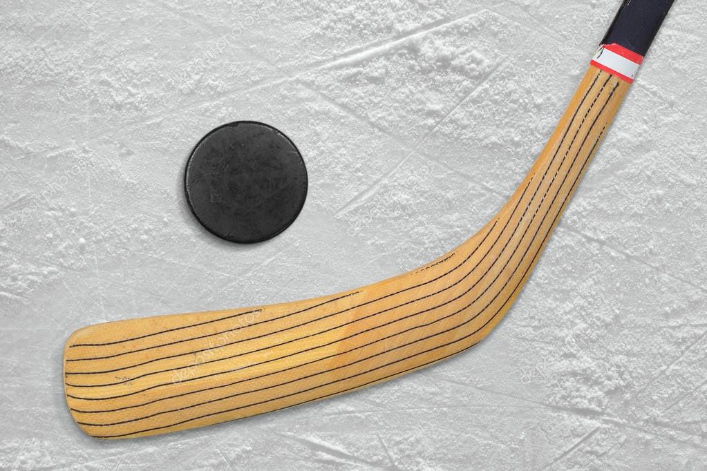 bâton de hockey et la rondelle sur la glace — Photographie karych