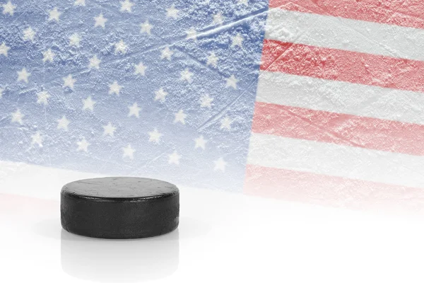 El disco de hockey y la bandera americana — Foto de Stock
