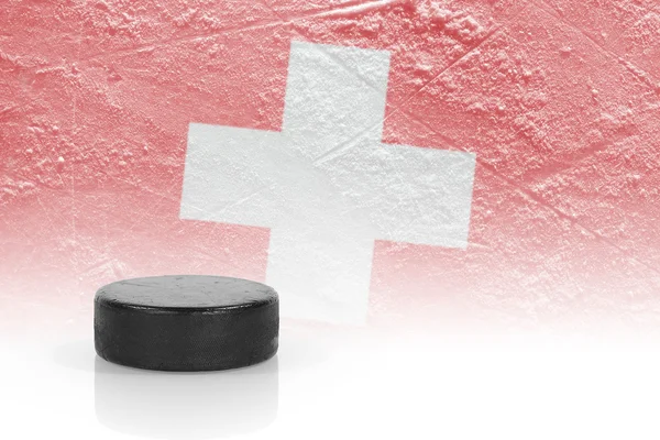 Hockeypuck und die Schweizer Flagge — Stockfoto