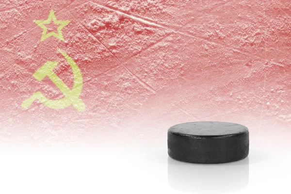 Hokejový puk a sovětské vlajky — Stock fotografie