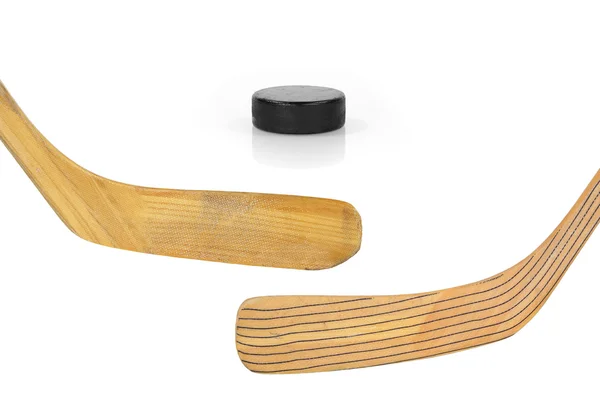 Twee hockeysticks en puck — Stockfoto
