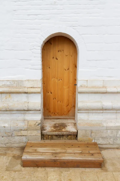 Деревянные лестницы и дверь — стоковое фото