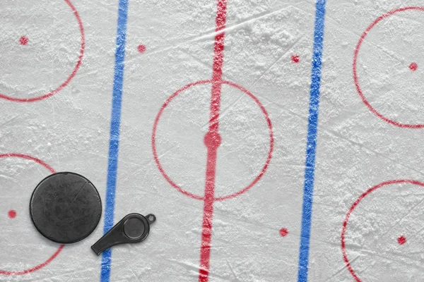 Silbato de árbitro, el disco y el campo de hockey — Foto de Stock